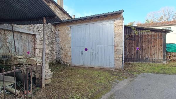 DEUX GARAGES + TERRAIN VOUILLÉ