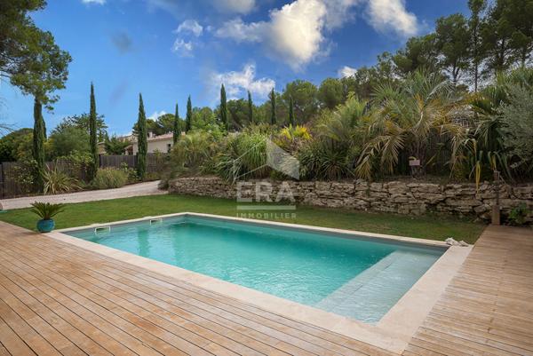 EGUILLES, à 1km du village, Villa T5 récente (2021) contemporaine d'environ 185 m² composée de 3  chambres et 1 suite sur un terrain de 1000 m² avec piscine et garage