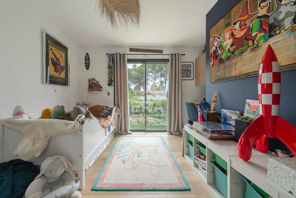 EGUILLES, à 1km du village, Villa T5 récente (2021) contemporaine d'environ 185 m² composée de 3  chambres et 1 suite sur un terrain de 1000 m² avec piscine et garage