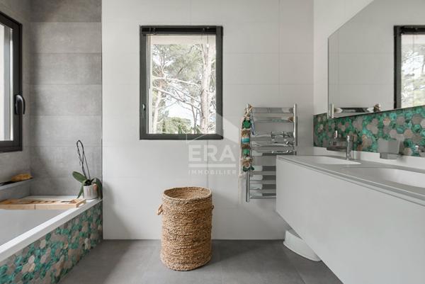 EGUILLES, à 1km du village, Villa T5 récente (2021) contemporaine d'environ 185 m² composée de 3  chambres et 1 suite sur un terrain de 1000 m² avec piscine et garage