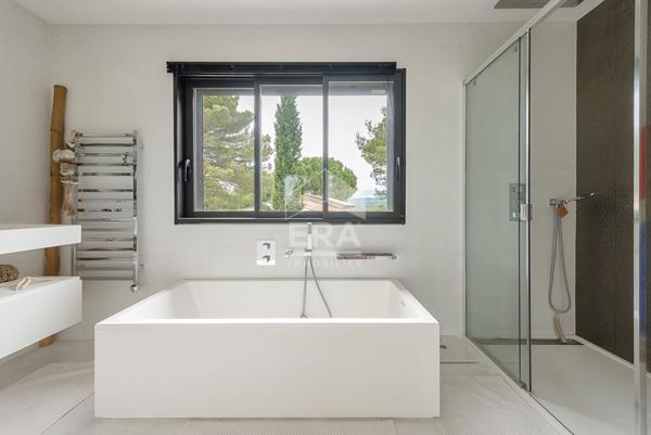 EGUILLES, à 1km du village, Villa T5 récente (2021) contemporaine d'environ 185 m² composée de 3  chambres et 1 suite sur un terrain de 1000 m² avec piscine et garage