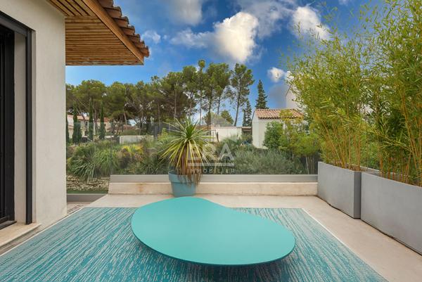 EGUILLES, à 1km du village, Villa T5 récente (2021) contemporaine d'environ 185 m² composée de 3  chambres et 1 suite sur un terrain de 1000 m² avec piscine et garage