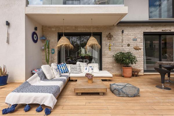 EGUILLES, à 1km du village, Villa T5 récente (2021) contemporaine d'environ 185 m² composée de 3  chambres et 1 suite sur un terrain de 1000 m² avec piscine et garage