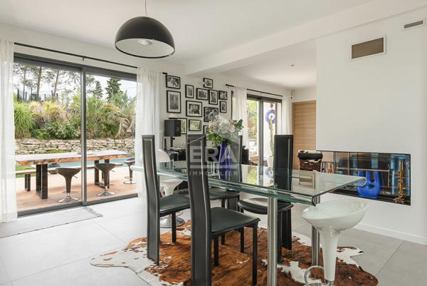 EGUILLES, à 1km du village, Villa T5 récente (2021) contemporaine d'environ 185 m² composée de 3  chambres et 1 suite sur un terrain de 1000 m² avec piscine et garage