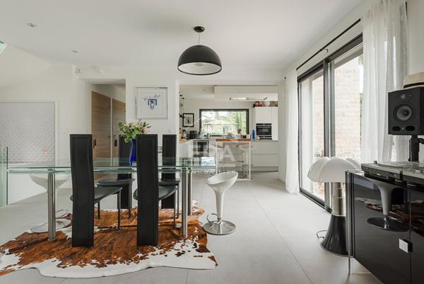 EGUILLES, à 1km du village, Villa T5 récente (2021) contemporaine d'environ 185 m² composée de 3  chambres et 1 suite sur un terrain de 1000 m² avec piscine et garage