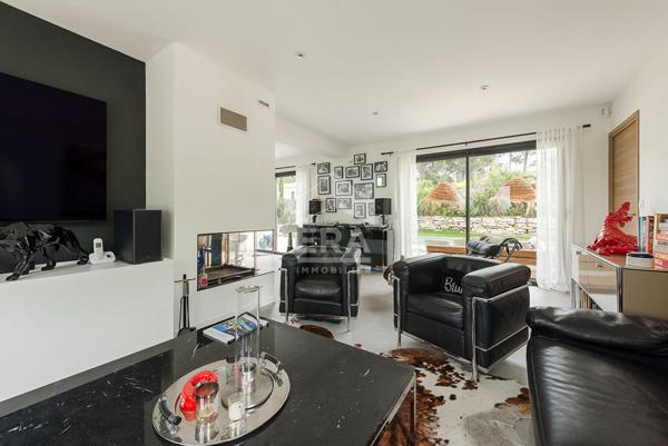 EGUILLES, à 1km du village, Villa T5 récente (2021) contemporaine d'environ 185 m² composée de 3  chambres et 1 suite sur un terrain de 1000 m² avec piscine et garage