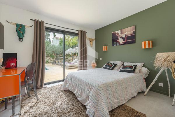 EGUILLES, à 1km du village, Villa T5 récente (2021) contemporaine d'environ 185 m² composée de 3  chambres et 1 suite sur un terrain de 1000 m² avec piscine et garage