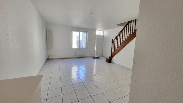 24610 VILLEFRANCHE DE LONCHAT - Maison de ville en pierre de 85m², 3 chambres, garage