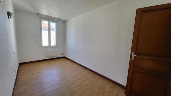 24610 VILLEFRANCHE DE LONCHAT - Maison de ville en pierre de 85m², 3 chambres, garage