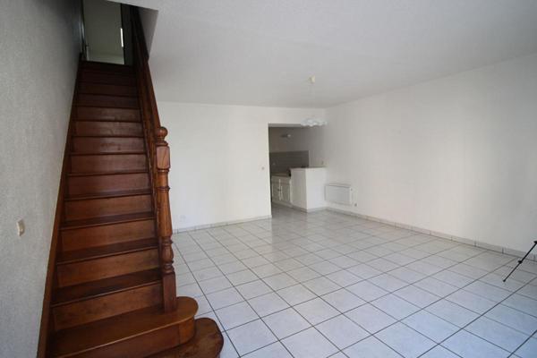 24610 VILLEFRANCHE DE LONCHAT - Maison de ville en pierre de 85m², 3 chambres, garage