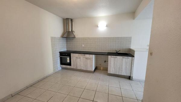 24610 VILLEFRANCHE DE LONCHAT - Maison de ville en pierre de 85m², 3 chambres, garage