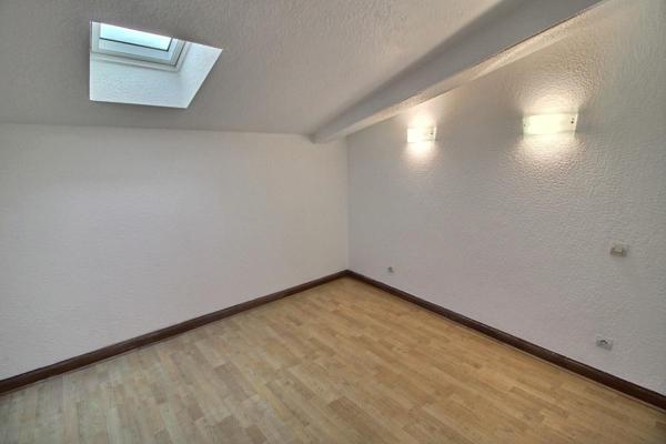 24610 VILLEFRANCHE DE LONCHAT - Maison de ville en pierre de 85m², 3 chambres, garage