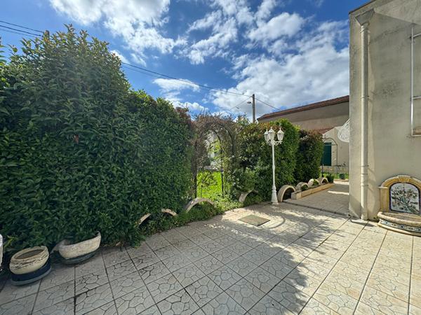 Grande maison de ville avec garage double, studio indépendant et jardin à Carcassonne