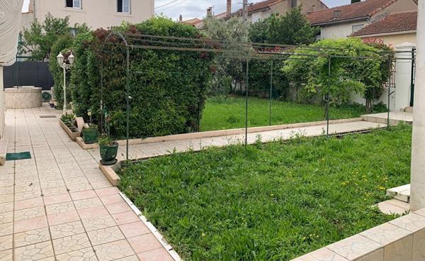 Grande maison de ville avec garage double, studio indépendant et jardin à Carcassonne