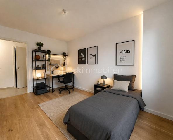 Découvrez ce superbe appartement T4 présenté par Noémie SOARES, idéalement situé en rez-de-chaussée d’une résidence récente de standing livrée en 2024, en plein cœur du bourg de Montévrain.

Description du bien :
Belle pièce de vie lumineuse avec séjour / salle à manger, offrant un espace convivial et chaleureux, une cuisine ouverte, aménagée et entièrement équipée, pensée pour le quotidien comme pour recevoir.

L’espace nuit se compose d’un dégagement desservant :
• Trois chambres confortables,
• Une salle d’eau moderne et fonctionnelle.
• Un WC indépendant pour plus de praticité.

À l’extérieur, vous profiterez d’un agréable jardin privatif, parfait pour partager des repas en plein air, créer un espace détente ou laisser les enfants jouer en toute sécurité.

Un box fermé en sous-sol complète ce bien.

Emplacement privilégié :
Situé dans un environnement calme et recherché, à proximité immédiate de toutes les commodités :
• Commerces de proximité (boulangerie, pharmacie, restaurants)
• Établissements scolaires : écoles, crèches, collège
• Transports : bus à proximité, RER A (Val d’Europe / Marne-la-Vallée – Chessy) à moins de 10 minutes
• Accès rapide A4 / Francilienne
• Centre commercial Val d’Europe, Vallée Village et Disneyland Paris à seulement quelques minutes

Entre modernité, confort et qualité de vie, cet appartement offre un cadre idéal avec les avantages d’une maison et la sécurité d’une résidence contemporaine.

Tout en bénéficiant des garanties du neuf (VEFA).

À visiter !