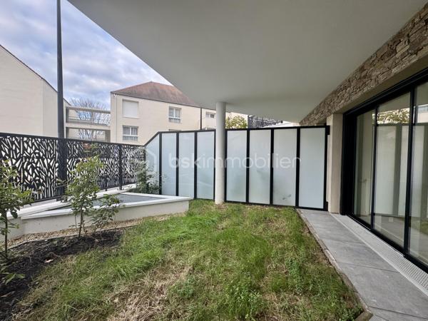Découvrez ce superbe appartement T4 présenté par Noémie SOARES, idéalement situé en rez-de-chaussée d’une résidence récente de standing livrée en 2024, en plein cœur du bourg de Montévrain.

Description du bien :
Belle pièce de vie lumineuse avec séjour / salle à manger, offrant un espace convivial et chaleureux, une cuisine ouverte, aménagée et entièrement équipée, pensée pour le quotidien comme pour recevoir.

L’espace nuit se compose d’un dégagement desservant :
• Trois chambres confortables,
• Une salle d’eau moderne et fonctionnelle.
• Un WC indépendant pour plus de praticité.

À l’extérieur, vous profiterez d’un agréable jardin privatif, parfait pour partager des repas en plein air, créer un espace détente ou laisser les enfants jouer en toute sécurité.

Un box fermé en sous-sol complète ce bien.

Emplacement privilégié :
Situé dans un environnement calme et recherché, à proximité immédiate de toutes les commodités :
• Commerces de proximité (boulangerie, pharmacie, restaurants)
• Établissements scolaires : écoles, crèches, collège
• Transports : bus à proximité, RER A (Val d’Europe / Marne-la-Vallée – Chessy) à moins de 10 minutes
• Accès rapide A4 / Francilienne
• Centre commercial Val d’Europe, Vallée Village et Disneyland Paris à seulement quelques minutes

Entre modernité, confort et qualité de vie, cet appartement offre un cadre idéal avec les avantages d’une maison et la sécurité d’une résidence contemporaine.

Tout en bénéficiant des garanties du neuf (VEFA).

À visiter !