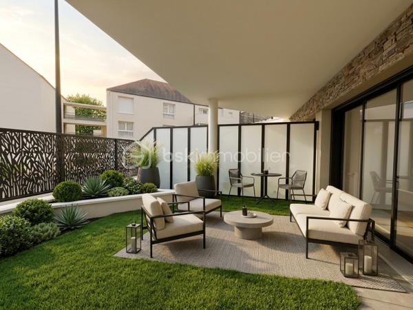 Découvrez ce superbe appartement T4 présenté par Noémie SOARES, idéalement situé en rez-de-chaussée d’une résidence récente de standing livrée en 2024, en plein cœur du bourg de Montévrain.

Description du bien :
Belle pièce de vie lumineuse avec séjour / salle à manger, offrant un espace convivial et chaleureux, une cuisine ouverte, aménagée et entièrement équipée, pensée pour le quotidien comme pour recevoir.

L’espace nuit se compose d’un dégagement desservant :
• Trois chambres confortables,
• Une salle d’eau moderne et fonctionnelle.
• Un WC indépendant pour plus de praticité.

À l’extérieur, vous profiterez d’un agréable jardin privatif, parfait pour partager des repas en plein air, créer un espace détente ou laisser les enfants jouer en toute sécurité.

Un box fermé en sous-sol complète ce bien.

Emplacement privilégié :
Situé dans un environnement calme et recherché, à proximité immédiate de toutes les commodités :
• Commerces de proximité (boulangerie, pharmacie, restaurants)
• Établissements scolaires : écoles, crèches, collège
• Transports : bus à proximité, RER A (Val d’Europe / Marne-la-Vallée – Chessy) à moins de 10 minutes
• Accès rapide A4 / Francilienne
• Centre commercial Val d’Europe, Vallée Village et Disneyland Paris à seulement quelques minutes

Entre modernité, confort et qualité de vie, cet appartement offre un cadre idéal avec les avantages d’une maison et la sécurité d’une résidence contemporaine.

Tout en bénéficiant des garanties du neuf (VEFA).

À visiter !