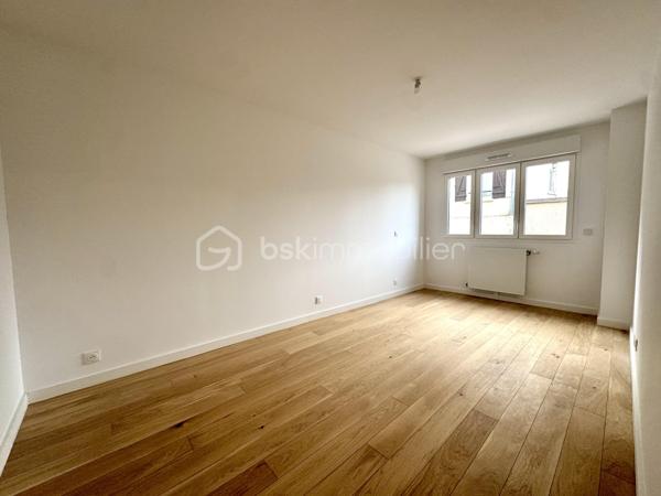 Découvrez ce superbe appartement T4 présenté par Noémie SOARES, idéalement situé en rez-de-chaussée d’une résidence récente de standing livrée en 2024, en plein cœur du bourg de Montévrain.

Description du bien :
Belle pièce de vie lumineuse avec séjour / salle à manger, offrant un espace convivial et chaleureux, une cuisine ouverte, aménagée et entièrement équipée, pensée pour le quotidien comme pour recevoir.

L’espace nuit se compose d’un dégagement desservant :
• Trois chambres confortables,
• Une salle d’eau moderne et fonctionnelle.
• Un WC indépendant pour plus de praticité.

À l’extérieur, vous profiterez d’un agréable jardin privatif, parfait pour partager des repas en plein air, créer un espace détente ou laisser les enfants jouer en toute sécurité.

Un box fermé en sous-sol complète ce bien.

Emplacement privilégié :
Situé dans un environnement calme et recherché, à proximité immédiate de toutes les commodités :
• Commerces de proximité (boulangerie, pharmacie, restaurants)
• Établissements scolaires : écoles, crèches, collège
• Transports : bus à proximité, RER A (Val d’Europe / Marne-la-Vallée – Chessy) à moins de 10 minutes
• Accès rapide A4 / Francilienne
• Centre commercial Val d’Europe, Vallée Village et Disneyland Paris à seulement quelques minutes

Entre modernité, confort et qualité de vie, cet appartement offre un cadre idéal avec les avantages d’une maison et la sécurité d’une résidence contemporaine.

Tout en bénéficiant des garanties du neuf (VEFA).

À visiter !