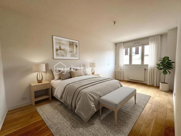 Découvrez ce superbe appartement T4 présenté par Noémie SOARES, idéalement situé en rez-de-chaussée d’une résidence récente de standing livrée en 2024, en plein cœur du bourg de Montévrain.

Description du bien :
Belle pièce de vie lumineuse avec séjour / salle à manger, offrant un espace convivial et chaleureux, une cuisine ouverte, aménagée et entièrement équipée, pensée pour le quotidien comme pour recevoir.

L’espace nuit se compose d’un dégagement desservant :
• Trois chambres confortables,
• Une salle d’eau moderne et fonctionnelle.
• Un WC indépendant pour plus de praticité.

À l’extérieur, vous profiterez d’un agréable jardin privatif, parfait pour partager des repas en plein air, créer un espace détente ou laisser les enfants jouer en toute sécurité.

Un box fermé en sous-sol complète ce bien.

Emplacement privilégié :
Situé dans un environnement calme et recherché, à proximité immédiate de toutes les commodités :
• Commerces de proximité (boulangerie, pharmacie, restaurants)
• Établissements scolaires : écoles, crèches, collège
• Transports : bus à proximité, RER A (Val d’Europe / Marne-la-Vallée – Chessy) à moins de 10 minutes
• Accès rapide A4 / Francilienne
• Centre commercial Val d’Europe, Vallée Village et Disneyland Paris à seulement quelques minutes

Entre modernité, confort et qualité de vie, cet appartement offre un cadre idéal avec les avantages d’une maison et la sécurité d’une résidence contemporaine.

Tout en bénéficiant des garanties du neuf (VEFA).

À visiter !