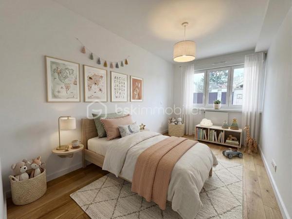 Découvrez ce superbe appartement T4 présenté par Noémie SOARES, idéalement situé en rez-de-chaussée d’une résidence récente de standing livrée en 2024, en plein cœur du bourg de Montévrain.

Description du bien :
Belle pièce de vie lumineuse avec séjour / salle à manger, offrant un espace convivial et chaleureux, une cuisine ouverte, aménagée et entièrement équipée, pensée pour le quotidien comme pour recevoir.

L’espace nuit se compose d’un dégagement desservant :
• Trois chambres confortables,
• Une salle d’eau moderne et fonctionnelle.
• Un WC indépendant pour plus de praticité.

À l’extérieur, vous profiterez d’un agréable jardin privatif, parfait pour partager des repas en plein air, créer un espace détente ou laisser les enfants jouer en toute sécurité.

Un box fermé en sous-sol complète ce bien.

Emplacement privilégié :
Situé dans un environnement calme et recherché, à proximité immédiate de toutes les commodités :
• Commerces de proximité (boulangerie, pharmacie, restaurants)
• Établissements scolaires : écoles, crèches, collège
• Transports : bus à proximité, RER A (Val d’Europe / Marne-la-Vallée – Chessy) à moins de 10 minutes
• Accès rapide A4 / Francilienne
• Centre commercial Val d’Europe, Vallée Village et Disneyland Paris à seulement quelques minutes

Entre modernité, confort et qualité de vie, cet appartement offre un cadre idéal avec les avantages d’une maison et la sécurité d’une résidence contemporaine.

Tout en bénéficiant des garanties du neuf (VEFA).

À visiter !