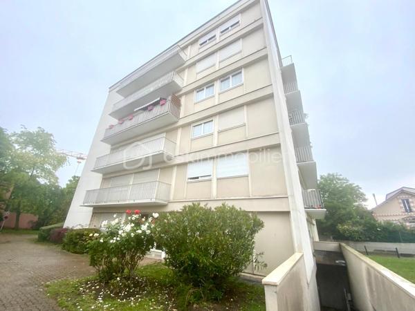 À Colombes,  dans un environnement résidentiel recherché, verdoyant et à proximité immédiate des commerces et transports, venez découvrir ce magnifique appartement 3 pièces entièrement rénové en 2023, situé au 3ᵉ étage d’une petite copropriété parfaitement entretenue de 5 étages.

Dès l’entrée, vous serez séduits par ses beaux volumes et ses prestations de qualité. L’appartement se compose d’une entrée avec deux grands placards de rangement, d’un agréable séjour lumineux ouvert sur une cuisine moderne, le tout donnant accès à un grand balcon filant exposé sud-est, offrant une belle luminosité tout au long de la journée.

L’espace nuit dessert deux chambres confortables, une salle de bains indépendante ainsi que des WC séparés.

L’appartement est en excellent état : aucun travaux à prévoir. Double vitrage PVC sur l’ensemble du bien, rénovation complète récente, vous n’avez plus qu’à poser vos valises.

La copropriété est également un véritable atout : sécurisée, calme, très bien entretenue et sans aucun travaux à prévoir.

Un box fermé ainsi qu’une cave complètent ce bien.

Les + :

Appartement entièrement refait en 2023
Grand balcon exposé sud-est
Double vitrage PVC
Aucun travaux à prévoir
Ascenseur 
Petite copropriété sécurisée
Box + cave
Quartier calme et verdoyant
Proche transports et commodités

Un bien clé en main à visiter sans tarder !