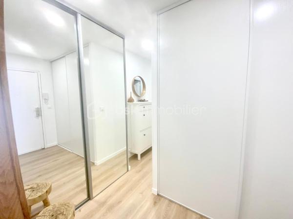À Colombes,  dans un environnement résidentiel recherché, verdoyant et à proximité immédiate des commerces et transports, venez découvrir ce magnifique appartement 3 pièces entièrement rénové en 2023, situé au 3ᵉ étage d’une petite copropriété parfaitement entretenue de 5 étages.

Dès l’entrée, vous serez séduits par ses beaux volumes et ses prestations de qualité. L’appartement se compose d’une entrée avec deux grands placards de rangement, d’un agréable séjour lumineux ouvert sur une cuisine moderne, le tout donnant accès à un grand balcon filant exposé sud-est, offrant une belle luminosité tout au long de la journée.

L’espace nuit dessert deux chambres confortables, une salle de bains indépendante ainsi que des WC séparés.

L’appartement est en excellent état : aucun travaux à prévoir. Double vitrage PVC sur l’ensemble du bien, rénovation complète récente, vous n’avez plus qu’à poser vos valises.

La copropriété est également un véritable atout : sécurisée, calme, très bien entretenue et sans aucun travaux à prévoir.

Un box fermé ainsi qu’une cave complètent ce bien.

Les + :

Appartement entièrement refait en 2023
Grand balcon exposé sud-est
Double vitrage PVC
Aucun travaux à prévoir
Ascenseur 
Petite copropriété sécurisée
Box + cave
Quartier calme et verdoyant
Proche transports et commodités

Un bien clé en main à visiter sans tarder !