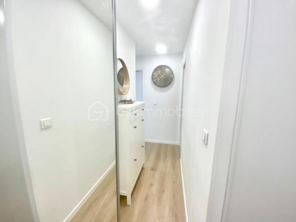 À Colombes,  dans un environnement résidentiel recherché, verdoyant et à proximité immédiate des commerces et transports, venez découvrir ce magnifique appartement 3 pièces entièrement rénové en 2023, situé au 3ᵉ étage d’une petite copropriété parfaitement entretenue de 5 étages.

Dès l’entrée, vous serez séduits par ses beaux volumes et ses prestations de qualité. L’appartement se compose d’une entrée avec deux grands placards de rangement, d’un agréable séjour lumineux ouvert sur une cuisine moderne, le tout donnant accès à un grand balcon filant exposé sud-est, offrant une belle luminosité tout au long de la journée.

L’espace nuit dessert deux chambres confortables, une salle de bains indépendante ainsi que des WC séparés.

L’appartement est en excellent état : aucun travaux à prévoir. Double vitrage PVC sur l’ensemble du bien, rénovation complète récente, vous n’avez plus qu’à poser vos valises.

La copropriété est également un véritable atout : sécurisée, calme, très bien entretenue et sans aucun travaux à prévoir.

Un box fermé ainsi qu’une cave complètent ce bien.

Les + :

Appartement entièrement refait en 2023
Grand balcon exposé sud-est
Double vitrage PVC
Aucun travaux à prévoir
Ascenseur 
Petite copropriété sécurisée
Box + cave
Quartier calme et verdoyant
Proche transports et commodités

Un bien clé en main à visiter sans tarder !
