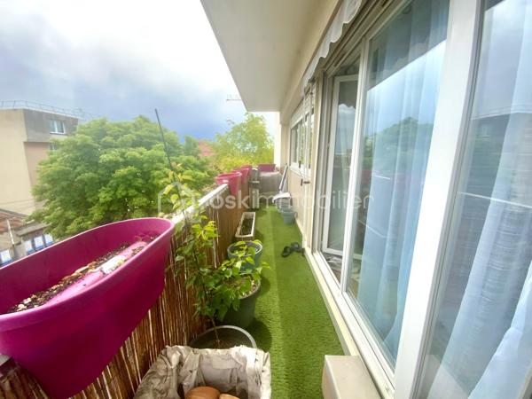À Colombes,  dans un environnement résidentiel recherché, verdoyant et à proximité immédiate des commerces et transports, venez découvrir ce magnifique appartement 3 pièces entièrement rénové en 2023, situé au 3ᵉ étage d’une petite copropriété parfaitement entretenue de 5 étages.

Dès l’entrée, vous serez séduits par ses beaux volumes et ses prestations de qualité. L’appartement se compose d’une entrée avec deux grands placards de rangement, d’un agréable séjour lumineux ouvert sur une cuisine moderne, le tout donnant accès à un grand balcon filant exposé sud-est, offrant une belle luminosité tout au long de la journée.

L’espace nuit dessert deux chambres confortables, une salle de bains indépendante ainsi que des WC séparés.

L’appartement est en excellent état : aucun travaux à prévoir. Double vitrage PVC sur l’ensemble du bien, rénovation complète récente, vous n’avez plus qu’à poser vos valises.

La copropriété est également un véritable atout : sécurisée, calme, très bien entretenue et sans aucun travaux à prévoir.

Un box fermé ainsi qu’une cave complètent ce bien.

Les + :

Appartement entièrement refait en 2023
Grand balcon exposé sud-est
Double vitrage PVC
Aucun travaux à prévoir
Ascenseur 
Petite copropriété sécurisée
Box + cave
Quartier calme et verdoyant
Proche transports et commodités

Un bien clé en main à visiter sans tarder !