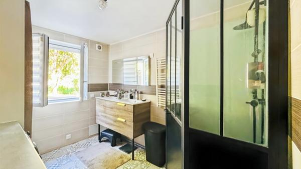 Maison à vendre 6 pièces 140 M² habitable, 4 chambres donc une suite parentale sur un terrain de 896 M², proche des commerces, écoles et transport avec le calme en plus à POMMEUSE (77)