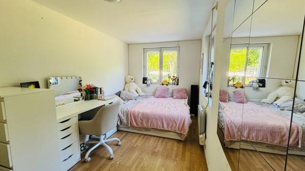 Maison à vendre 6 pièces 140 M² habitable, 4 chambres donc une suite parentale sur un terrain de 896 M², proche des commerces, écoles et transport avec le calme en plus à POMMEUSE (77)