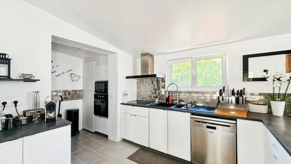 Maison à vendre 6 pièces 140 M² habitable, 4 chambres donc une suite parentale sur un terrain de 896 M², proche des commerces, écoles et transport avec le calme en plus à POMMEUSE (77)