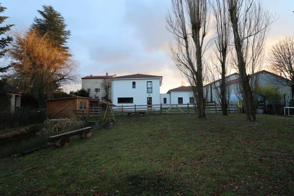 Saint-Maurice de Lignon:Villa contemporaine de 157 m2 habitables, 3 chambres sur terrain paysager de 1700 m2 avec piscine.