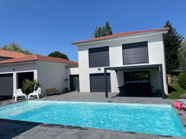 Saint-Maurice de Lignon:Villa contemporaine de 157 m2 habitables, 3 chambres sur terrain paysager de 1700 m2 avec piscine.