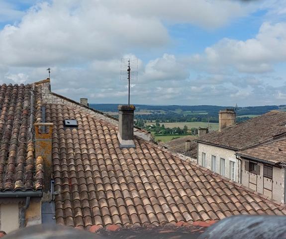 Bel appartement au cœur du village à terminer.