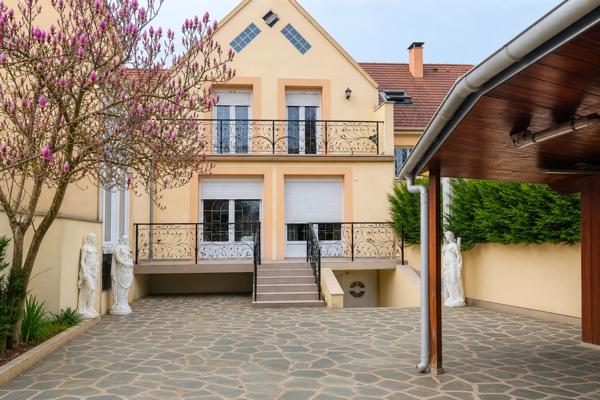 Maison
         8 pièces
        - 164 m² Exclusivité 625 000 € *