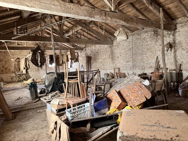 Maison à potentiel avec grange, proche de Brigueuil