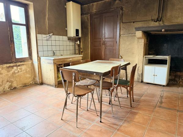 Maison à potentiel avec grange, proche de Brigueuil