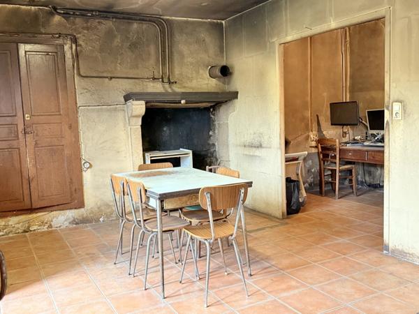 Maison à potentiel avec grange, proche de Brigueuil