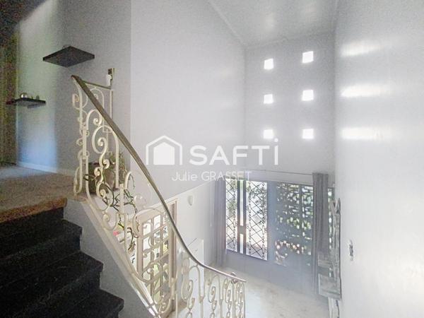 MAISON AVEC EXTERIEURS ET GARAGE D ENVIRON 130 m²