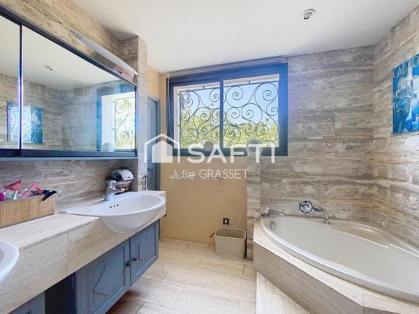 MAISON AVEC EXTERIEURS ET GARAGE D ENVIRON 130 m²