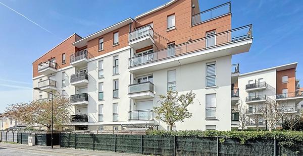 Appartement à Meaux dans une résidence de 2017 -proche Pâtis et avenue Foch - 2 pièces - balcon et place de parking en sous-sol - secteur calme - gare à 20 minutes à pied.