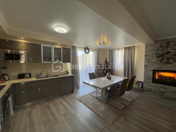 Située dans un cadre paisible et parfaitement harmonie avec l'urbanité, cette maison contemporaine construite en 2015 vous séduira par son ambiance chaleureuse et conviviale.

Dotée de 140m² habitable, elle s'étend sur 6 pièces lumineuses. Profitez d'un agencement fonctionnel avec une terrasse idyllique et un parking privatif. La cave offre des espaces de rangement supplémentaires.

Idéalement située, proche des commodités, elle promet un style de vie agréable. Bien non mitoyen, sans travaux à prévoir. À ne pas manquer!