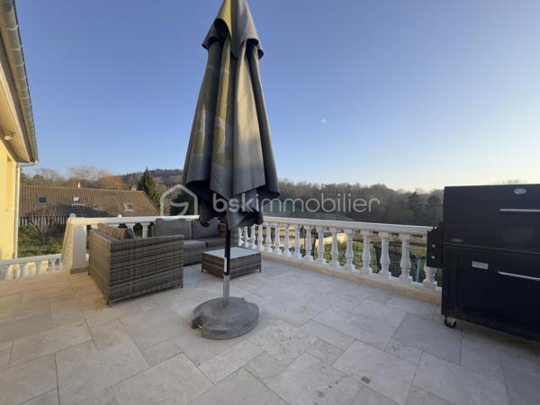 Située dans un cadre paisible et parfaitement harmonie avec l'urbanité, cette maison contemporaine construite en 2015 vous séduira par son ambiance chaleureuse et conviviale.

Dotée de 140m² habitable, elle s'étend sur 6 pièces lumineuses. Profitez d'un agencement fonctionnel avec une terrasse idyllique et un parking privatif. La cave offre des espaces de rangement supplémentaires.

Idéalement située, proche des commodités, elle promet un style de vie agréable. Bien non mitoyen, sans travaux à prévoir. À ne pas manquer!