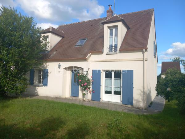 Située dans un environnement calme et recherché d'Agnetz, cette belle maison familiale de 120 m² habitables vivable de plain pied saura vous séduire par ses volumes, sa luminosité et son magnifique terrain de 1 200 m².

Dès l'entrée, découvrez un espace de vie chaleureux et convivial, idéal pour partager des moments en famille ou entre amis. Une vaste cuisine aménagée et équipée ouverte sur le  séjour. La maison offre actuellement 3 belles chambres dont une avec salle d'eau, toutes équipées d'un dressing, avec la possibilité d'aménager une 4ᵉ chambre selon vos besoins (bureau, chambre parentale, espace télétravail…). Nombreux placards !

Côté confort, ce bien bénéficie d'équipements performants et économiques avec une pompe à chaleur réversible ainsi qu'un système de géothermie, lui permettant d'afficher un excellent DPE B, gage d'économies d'énergie et de confort au quotidien !!!

À l'extérieur, vous profiterez d'un superbe jardin arboré de 1 200 m², une dépendance, véritable havre de paix offrant de nombreuses possibilités d'aménagement :  terrasse, potager ou espace détente.

Un garage complète les prestations de ce bien et facilite votre quotidien.

✨ Les atouts de cette maison :

- 120 m² habitables
- 3 chambres avec possibilité d'une 4ᵉ
- Terrain de 1 200 m²
- Garage
- DPE B
- Géothermie
- Panneaux solaires
- Pompe à chaleur réversible
- Poêle à bois
- Secteur recherché et calme
- Maison économique et confortable

Une maison idéale pour une famille à la recherche d'espace, de tranquillité et d'un cadre de vie privilégié.

📞 Une visite s'impose ! Contactez moi dès maintenant pour découvrir ce bien coup de cœur.