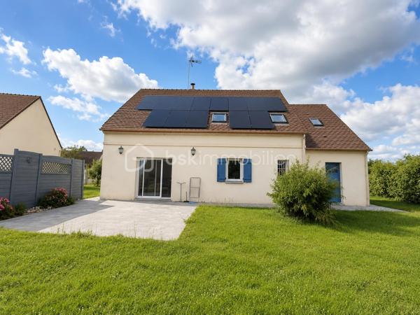 Située dans un environnement calme et recherché d'Agnetz, cette belle maison familiale de 120 m² habitables vivable de plain pied saura vous séduire par ses volumes, sa luminosité et son magnifique terrain de 1 200 m².

Dès l'entrée, découvrez un espace de vie chaleureux et convivial, idéal pour partager des moments en famille ou entre amis. Une vaste cuisine aménagée et équipée ouverte sur le  séjour. La maison offre actuellement 3 belles chambres dont une avec salle d'eau, toutes équipées d'un dressing, avec la possibilité d'aménager une 4ᵉ chambre selon vos besoins (bureau, chambre parentale, espace télétravail…). Nombreux placards !

Côté confort, ce bien bénéficie d'équipements performants et économiques avec une pompe à chaleur réversible ainsi qu'un système de géothermie, lui permettant d'afficher un excellent DPE B, gage d'économies d'énergie et de confort au quotidien !!!

À l'extérieur, vous profiterez d'un superbe jardin arboré de 1 200 m², une dépendance, véritable havre de paix offrant de nombreuses possibilités d'aménagement :  terrasse, potager ou espace détente.

Un garage complète les prestations de ce bien et facilite votre quotidien.

✨ Les atouts de cette maison :

- 120 m² habitables
- 3 chambres avec possibilité d'une 4ᵉ
- Terrain de 1 200 m²
- Garage
- DPE B
- Géothermie
- Panneaux solaires
- Pompe à chaleur réversible
- Poêle à bois
- Secteur recherché et calme
- Maison économique et confortable

Une maison idéale pour une famille à la recherche d'espace, de tranquillité et d'un cadre de vie privilégié.

📞 Une visite s'impose ! Contactez moi dès maintenant pour découvrir ce bien coup de cœur.