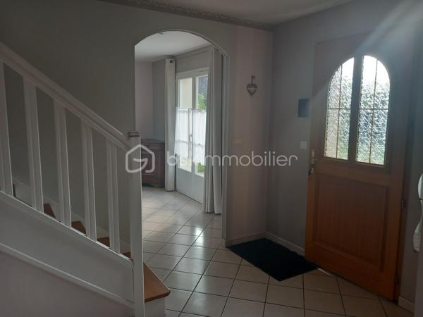 Située dans un environnement calme et recherché d'Agnetz, cette belle maison familiale de 120 m² habitables vivable de plain pied saura vous séduire par ses volumes, sa luminosité et son magnifique terrain de 1 200 m².

Dès l'entrée, découvrez un espace de vie chaleureux et convivial, idéal pour partager des moments en famille ou entre amis. Une vaste cuisine aménagée et équipée ouverte sur le  séjour. La maison offre actuellement 3 belles chambres dont une avec salle d'eau, toutes équipées d'un dressing, avec la possibilité d'aménager une 4ᵉ chambre selon vos besoins (bureau, chambre parentale, espace télétravail…). Nombreux placards !

Côté confort, ce bien bénéficie d'équipements performants et économiques avec une pompe à chaleur réversible ainsi qu'un système de géothermie, lui permettant d'afficher un excellent DPE B, gage d'économies d'énergie et de confort au quotidien !!!

À l'extérieur, vous profiterez d'un superbe jardin arboré de 1 200 m², une dépendance, véritable havre de paix offrant de nombreuses possibilités d'aménagement :  terrasse, potager ou espace détente.

Un garage complète les prestations de ce bien et facilite votre quotidien.

✨ Les atouts de cette maison :

- 120 m² habitables
- 3 chambres avec possibilité d'une 4ᵉ
- Terrain de 1 200 m²
- Garage
- DPE B
- Géothermie
- Panneaux solaires
- Pompe à chaleur réversible
- Poêle à bois
- Secteur recherché et calme
- Maison économique et confortable

Une maison idéale pour une famille à la recherche d'espace, de tranquillité et d'un cadre de vie privilégié.

📞 Une visite s'impose ! Contactez moi dès maintenant pour découvrir ce bien coup de cœur.