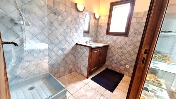 Maison à 6 pièces LAURIS (84) terrain 3136 m²