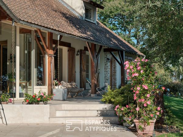 Maison familiale avec jardin arboré et piscine intérieure.