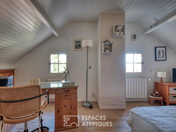 Maison familiale avec jardin arboré et piscine intérieure.