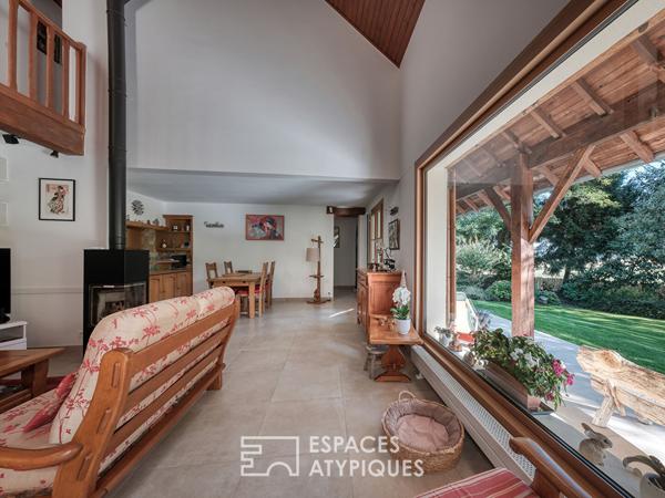 Maison familiale avec jardin arboré et piscine intérieure.